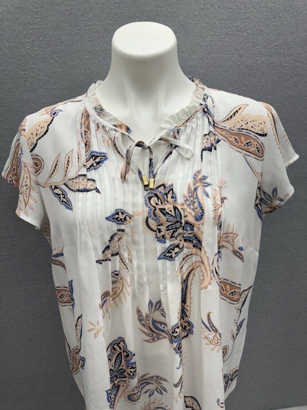 Liz Claiborne Top Womens M Short Sleeve White Career Tan Blue Prints Paisley EUC